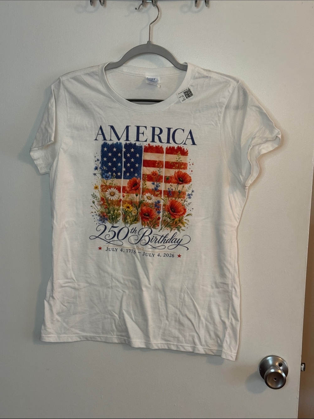 America 250th Birthday Graphic Tee - cotton White/Red & Blue Floral Flag med